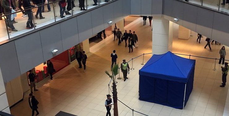 Hermano de mujer que quedó grave en el Costanera Center critica morbosidad de clientes del mall