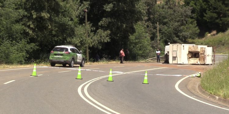 Un muerto y dos heridos deja volcamiento de camión entre Traiguén y Galvarino