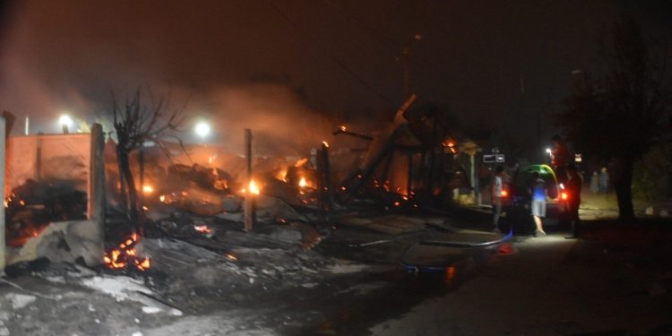 Confirman un fallecido en Purén tras avance de incendios forestales a sectores urbanos