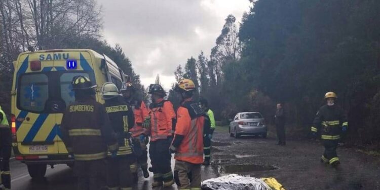 Mujer muere tras impactar con montículo de tierra en ruta que une Villarrica con Freire