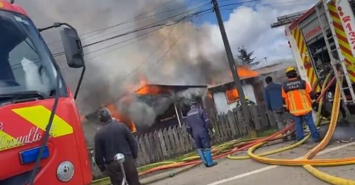 Incendio deja dos viviendas destruidas en Los Álamos