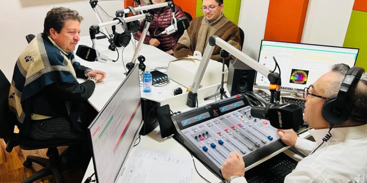 Richard Leonelli Contreras, Alcalde de Lumaco, Visita los Estudios de Radio Nativa en su 25° Aniversario
